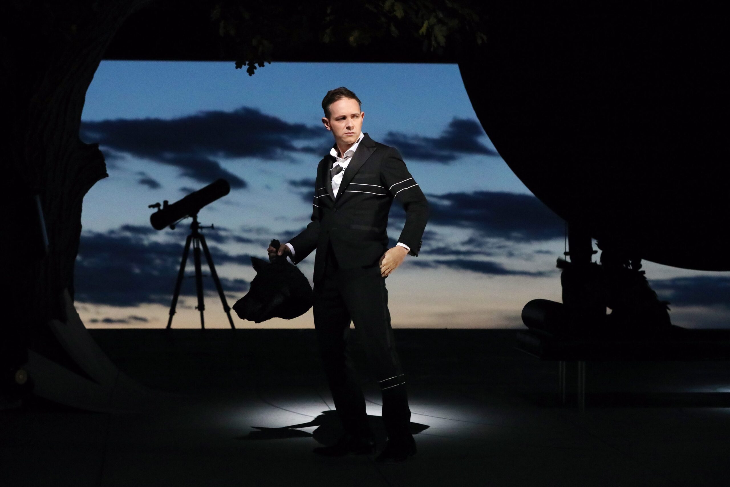 Iestyn Davies (Oberon). Photo by Curtis Brown for the Santa Fe Opera, 2021.