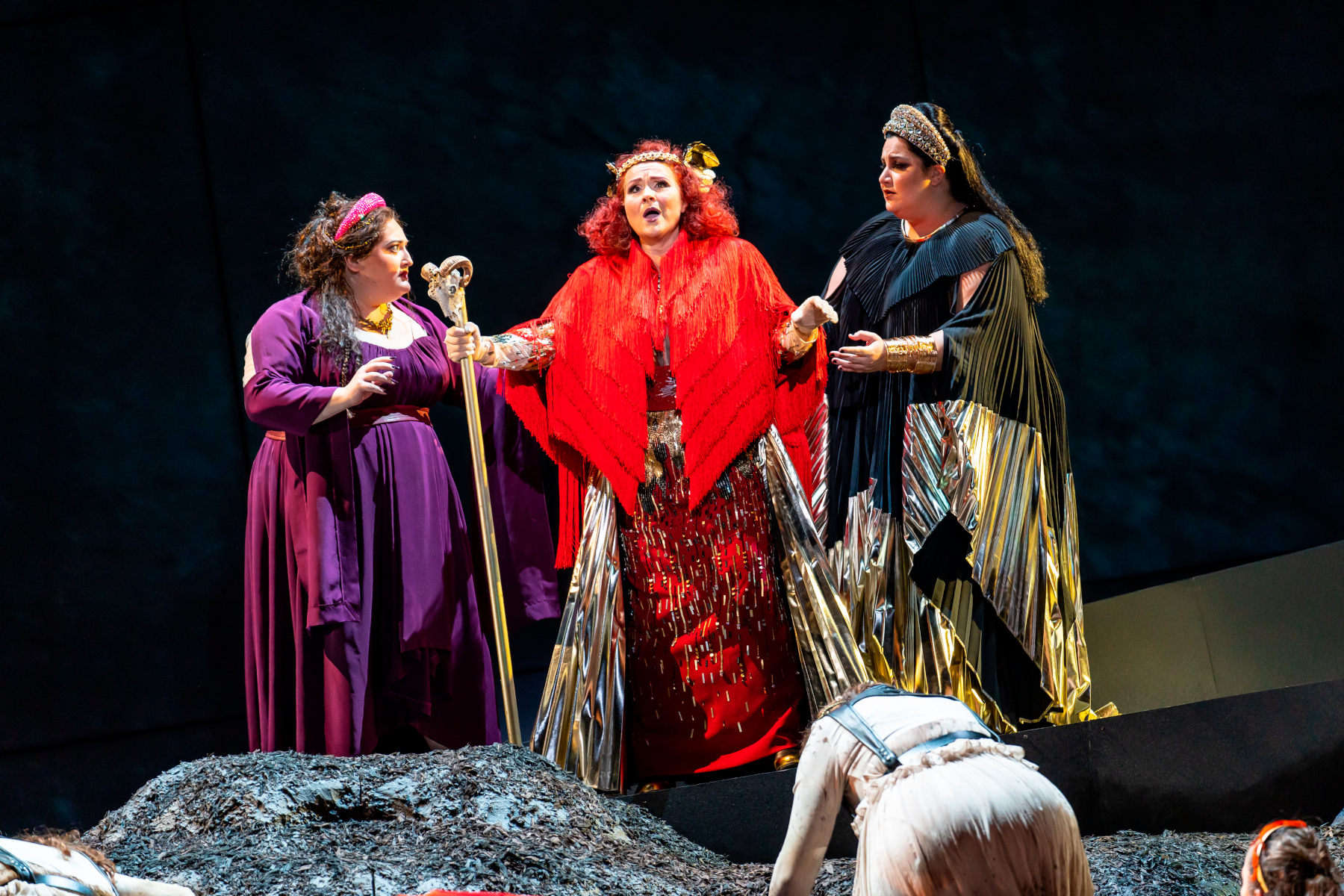 Katarina Dalayman (center) as Klytämnestra