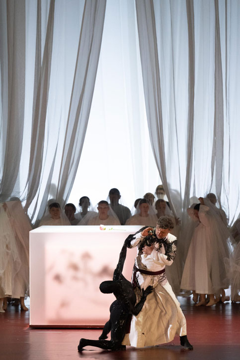 Jonas Kaufmann (Tannhäuser), Mariana Tzouda (Krake), Tschechischer Philharmonischer Chor Brünn, Bachchor Salzburg (Photo by  Monika Rittershaus)