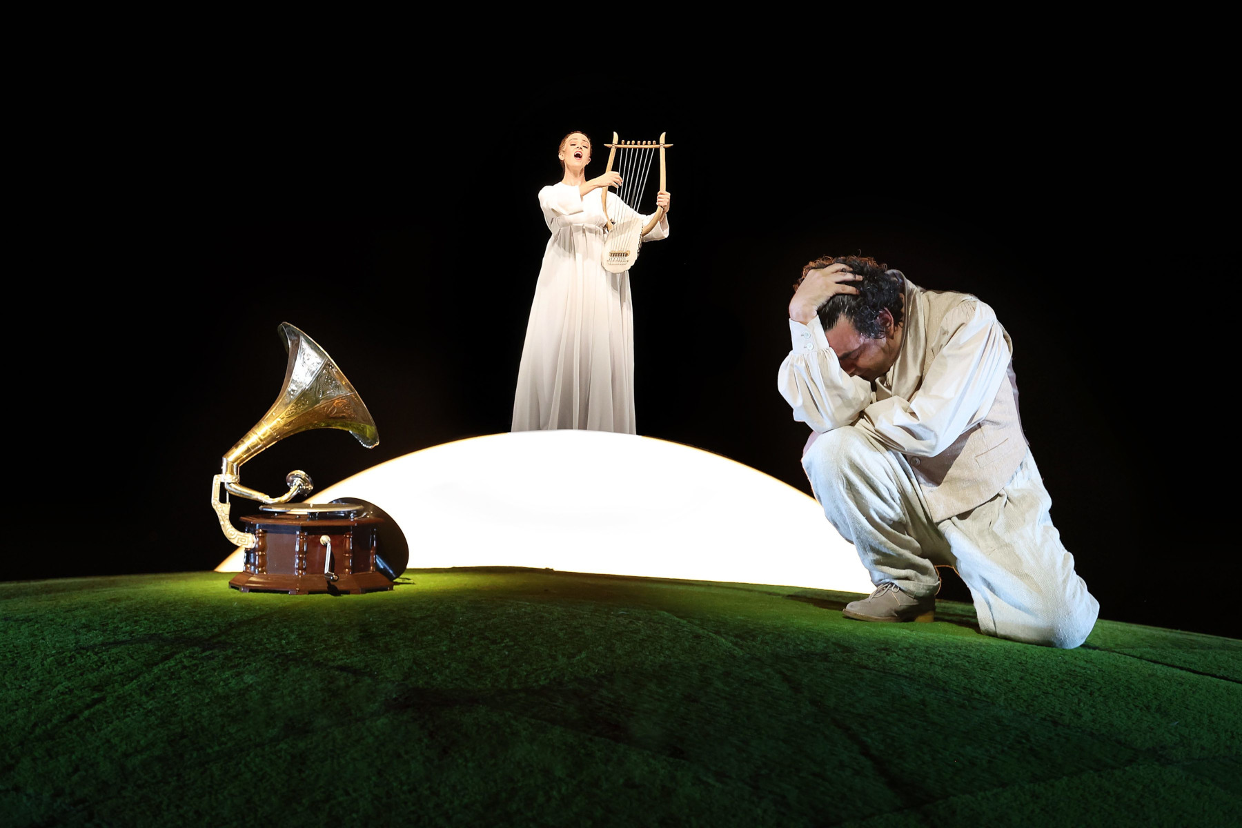 Lauren Snouffer (La Musica/Speranza), Rolando Villazón (Orfeo), photo by Curtis Brown for the Santa Fe Opera